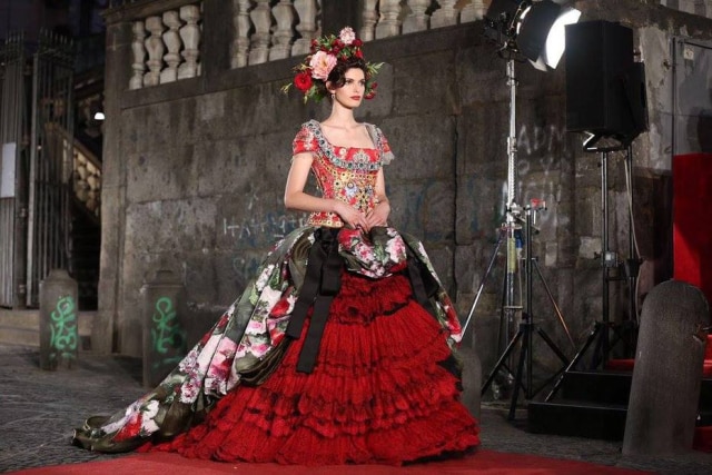 Reprodução/ Facebook A grife italiana se inspirou em Sophia Loren para criar a coleção de Alta Moda apresentada em Nápoles