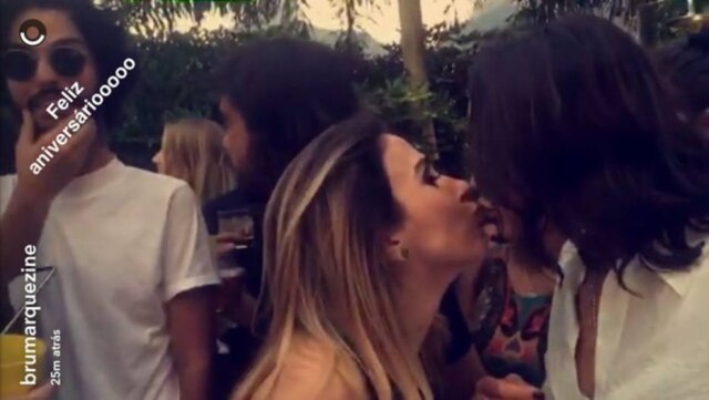 Reprodução/Snapchat Tatá Werneck e Bruna Marquezine deram um selinho na comemoração.
