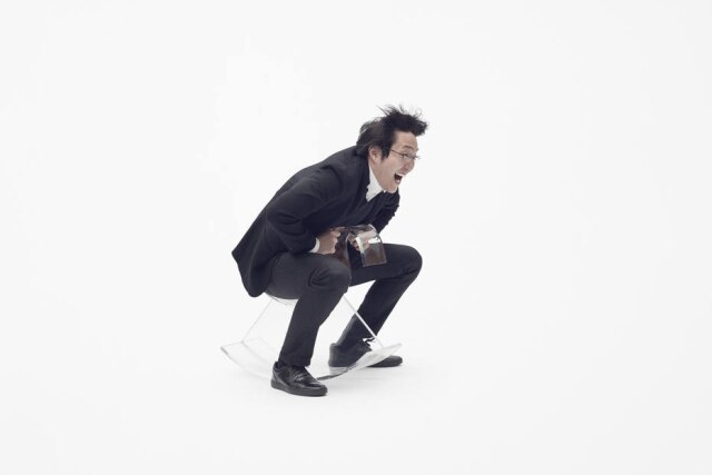 Divulgação O designer Oki Sato, do estúdio Nendo, em seu cavalinho de acrílico feito para a marca italiana Kartell