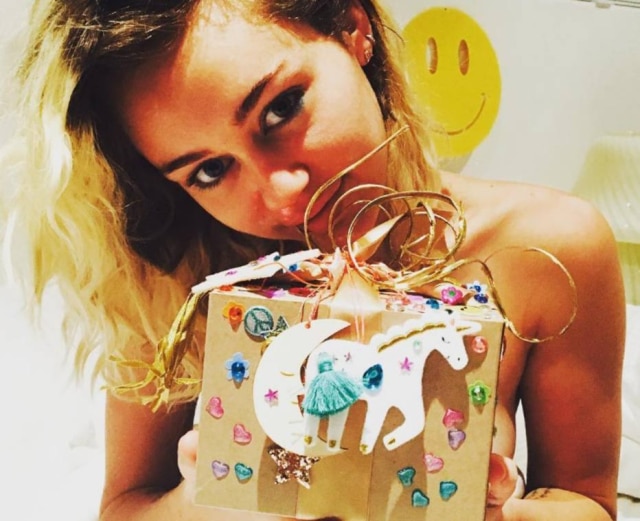 Reprodução/Instagram Miley Cyrus ganhou caixa decorada com unicórnio do namorado.