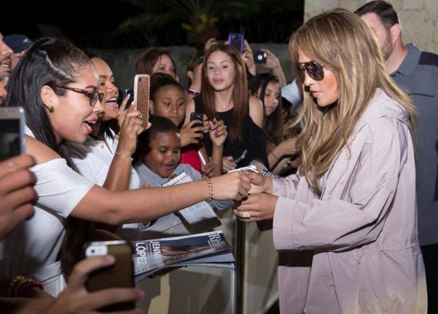 EFE / Henry Coradín A cantora Jennifer Lopez foi para a República Dominicana com seu namorado e fez doação para as escolas de uma fundação local.
