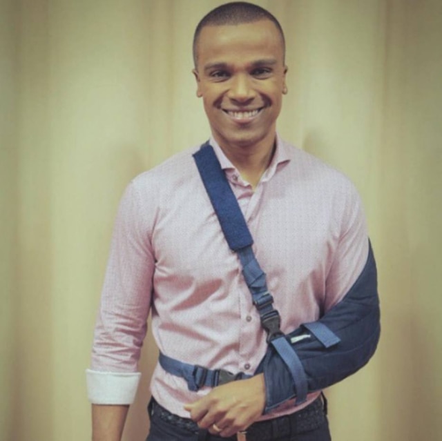 instagram.com/alexandrepires_/ Alexandre Pires deslocou ombro após cair em escada rolante de aeroporto.
