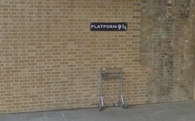 Reprodução/ Google Earth Monumento na estação King's Cross faz referência a passagem da série