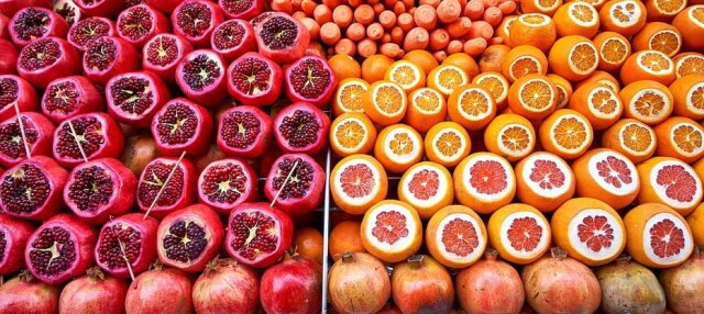 Pixabay Na foto, romã, laranja e cenoura. Frutas, verduras e legumes são ricos em nutrientes que mantém o corpo saudável e desempenhando bem as atividades.