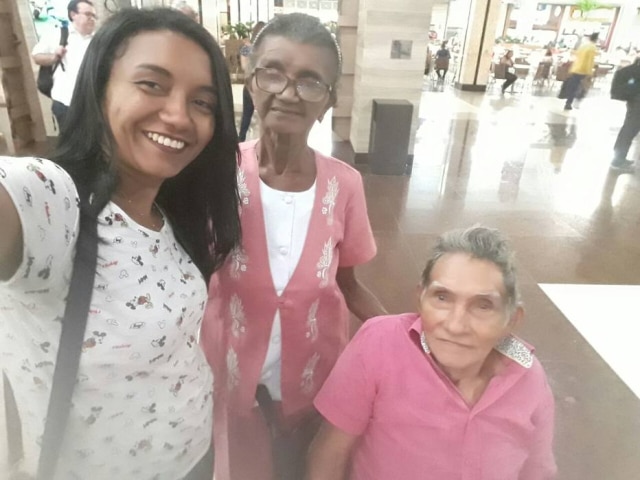 Imagem cedida por Rosany Caetano Rosany Caetano ao lado dos pais na primeira ida dele ao cinema.
