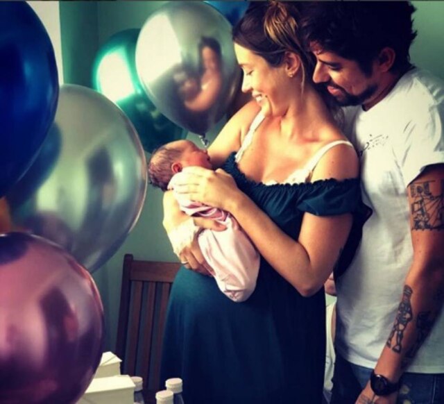 Foto: Instagram / @julianadidone A atriz Juliana Didone com o marido, o artista plástico Flávio Rossi.