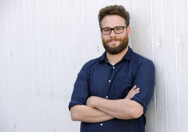 Chris Pizzello/Invision/AP Uma mulher russa está levando um totem de papelão do ator Seth Rogen em sua viagem por cidades do país do leste europeu