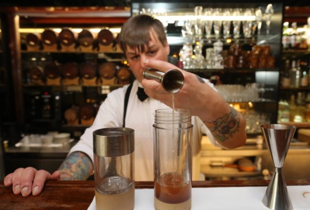 Nilton Fukuda|Estadão O bartender Spencer Amereno que comanda o Frank
