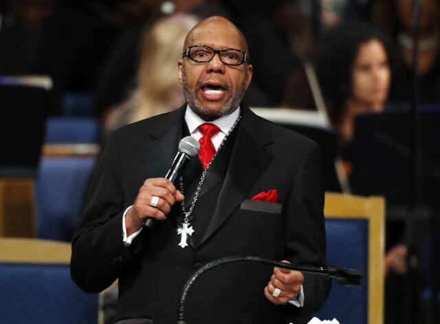 Paul Sancya / AP Photo O reverendo Jasper Williams Jr. durante seu sermão no funeral de Aretha Franklin.