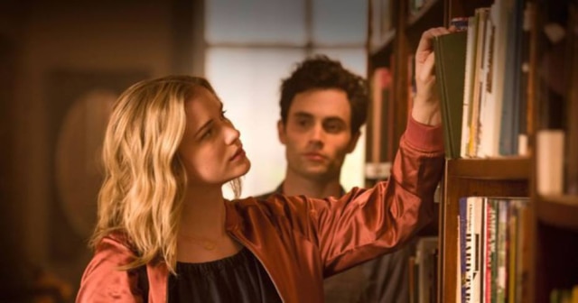 Reprodução/ Netflix O gerente de livraria Joe Goldberg observa a cliente Guinevere Beck, jovem aspirante a escritora, na série 'You', da Netflix.