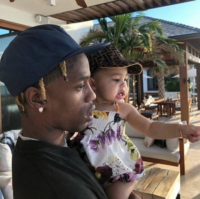 Instagram/@kyliejenner Travis Scott e a filha Stormi.