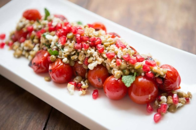 Tiago Queiroz|Estadão Mezze. Lentilhas com romã, tomate na brasa e feta