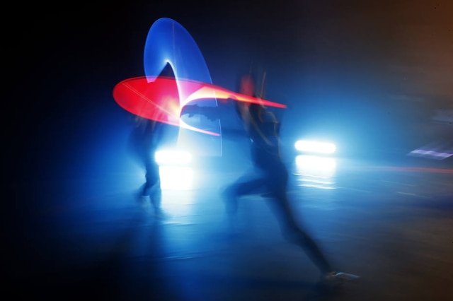 Christophe Ena / AP Photo Duelo entre competidores de sabres de luz.