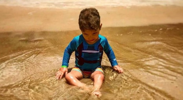 Facebook / Diego Oliveira Diferente do que o laudo médico apontava, menino leva uma vida normal mesmo com as limitações da deficiência e até viaja com os pais. Na foto, ele está em Porto Seguro, na Bahia.
