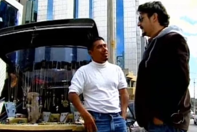 Reprodução de 'Aprendiz 4 - O Sócio' (2007) / Record TV | YouTube / @brusp O participante Eduardo Franklin, de 'O Aprendiz', conversando com camelô durante gravação.