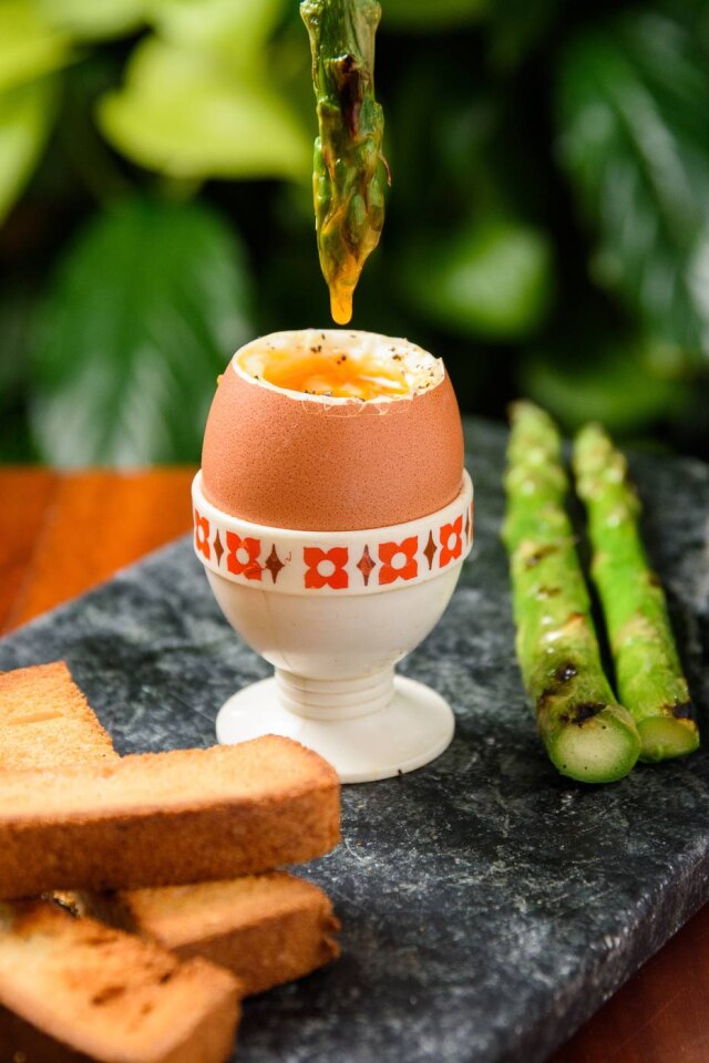 Lucas Terribili Pedida do brunch no Quincho: ovo mole com aspargos e torradinha de brioche