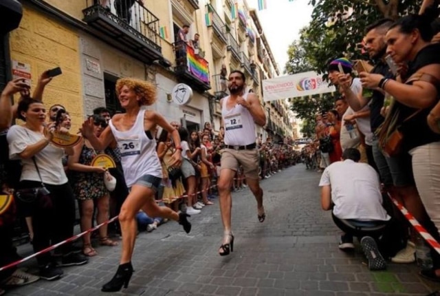 REUTERS/Juan Medina Corrida de salto alto durante celebrações do orgulho gay em Madri, na Espanha.