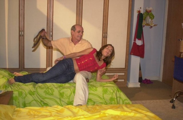 Gianne Carvalho / Globo / Divulgação Carlão (Marcos Caruso) dá surra em Dóris (Regiane Alves), sua filha em 'Mulheres Apaixonadas.