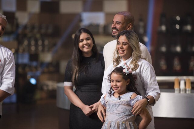 Carlos Reinis / Band / Divulgação A finalista da 6ª temporada do 'MasterChef Brasil' para amadores, Lorena, ao lado de sua prima, Rhavena, seu marido, Gustavo, e sua filha, Maria Luisa, na final do programa.
