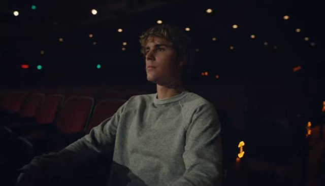Reprodução de 'Lonely' (2020) | YouTube / @Justin Bieber Justin Bieber no clipe 'Lonely'