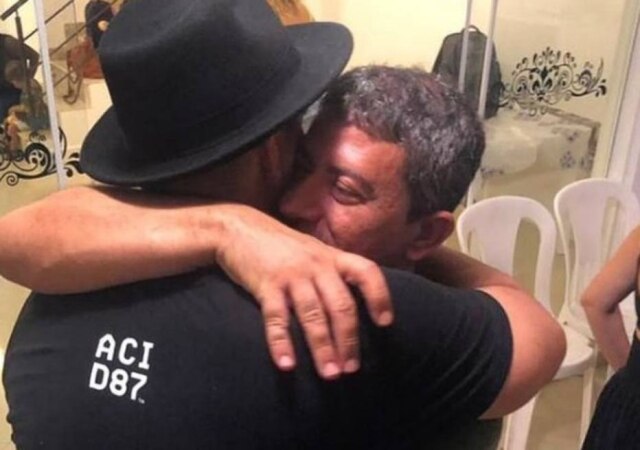 Instagram / @euandremarques Tom Veiga dá abraço em André Marques
