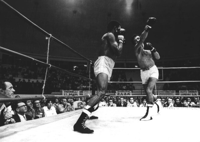 Oswaldo Jurno/Estadão Jofre no ringue contra José Lerga, Brasília, DF. 05/05/1973.
