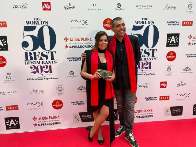 Janaína e Jefferson Rueda, na cerimônia do 50 Best 2021.