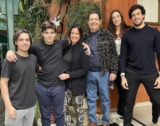 Instagram/@lucard O apresentador Fausto Silva com a família