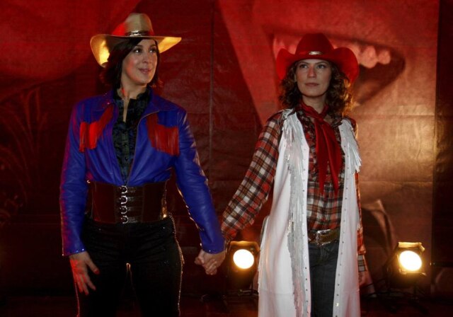 Rafael França/ TV Globo O antagonismo das personagens Donatela (Claudia Raia) e Flora (Patrícia Pillar) foi o fator responsável pelo grande sucesso da novela 'A Favorita' (2002). Elas eram ex-amigas de infância e que fizaram uma dupla sertaneja na juventude.