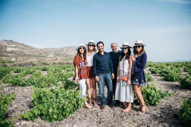 Hick Duarte Martin, George e as embaixadoras em Santorini visitando a vinícola onde são cultivadas as uvas usadas em linhas de esfoliantes e hidratantes da marca