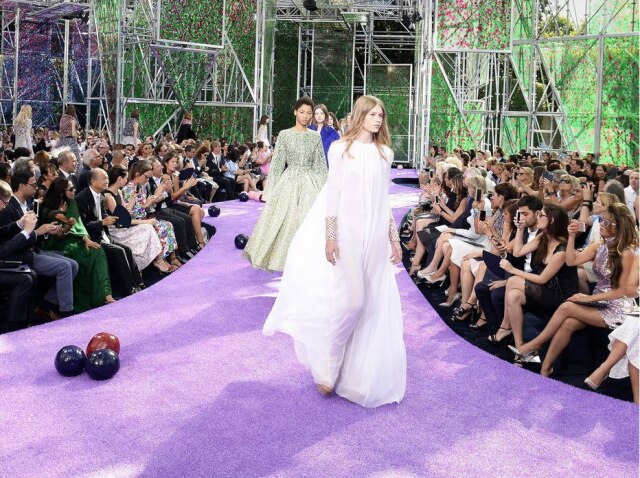 Caroline Blumberg/European Pressphoto Agency A modelo israelense Sofia Mechetner, 14, abriu o desfile de alta costura da Dior no mês passado.