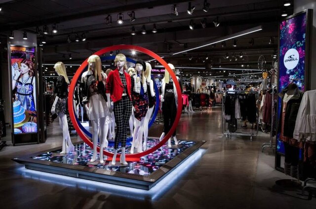 Chris Goodney/Bloomberg No ambiente jovem, a música é bem mais alta que nos outros pisos da Macy’s e praticamente todas as marcas oferecem opções de baixo custo para customização de peças