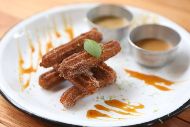 ALEX SILVA|ESTADÃO Churros de milho servido com doce de leite e doce de rapadura