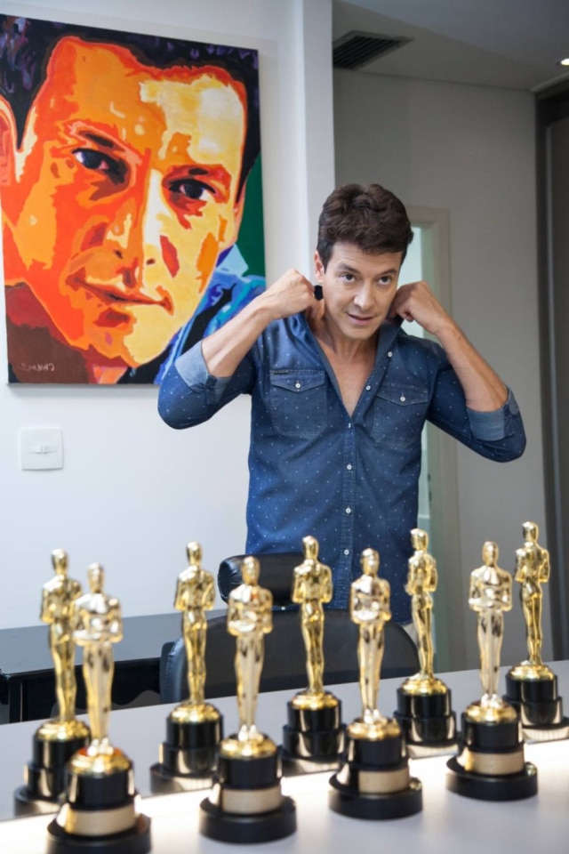 Edu Moraes|Rede Record Rodrigo Faro em seu camarim com os prêmios recebidos no Troféu Imprensa