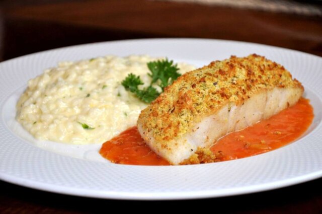 Divulgação Pescada amarela com crosta de pistache, molho de tomate rústico e risoto de limão-siciliano