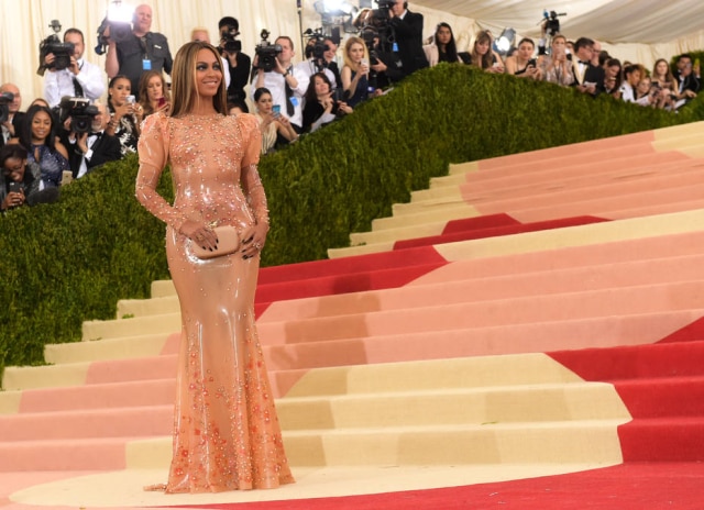 Charles Sykes/Invision/AP Beyoncé usou look criado por Atsuko Kudo e Riccardo Tisci