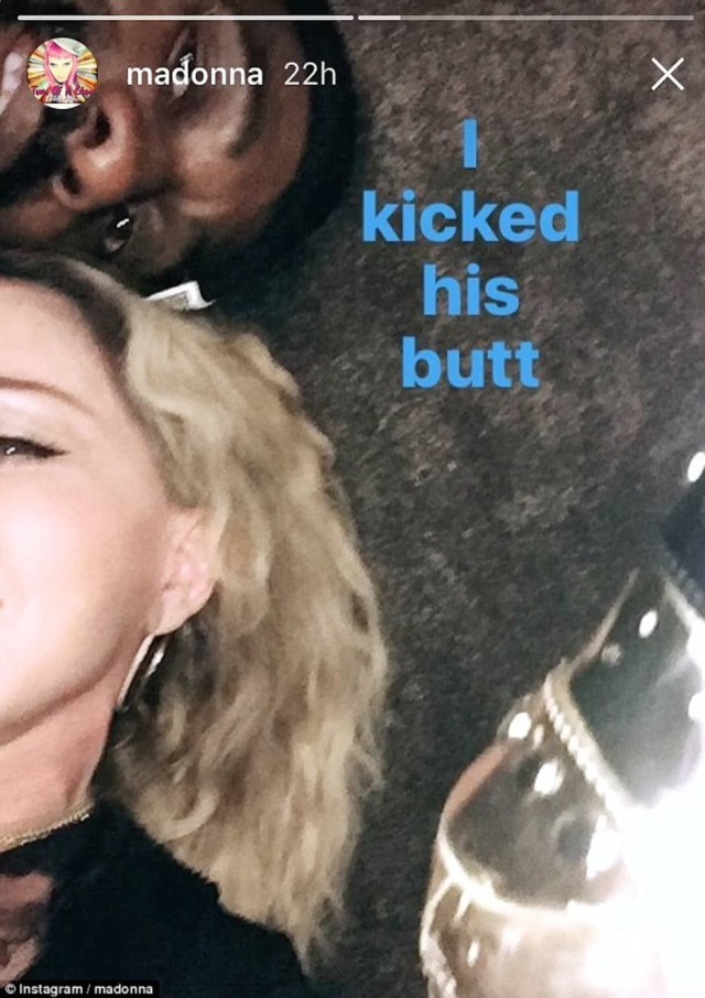Reprodução Madonna pousou ao lado do ator Idris Elba