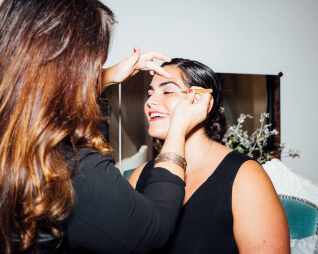 Cole Wilson/The New York Times Sania Vucetaj, dona da Sania's Brow Bar, deu dicas para ter a perfeita sobrancelha