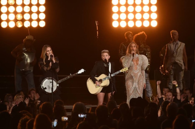 Rick Diamond/Getty Images/AFP A cantora escolheu um look Zuhair Murad.