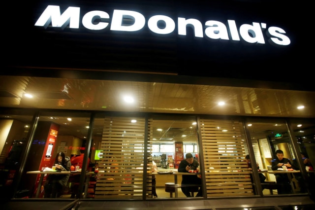 REUTERS/Jason Lee/File Photo Twitter do McDonald's posta crítica a Donald Trump.