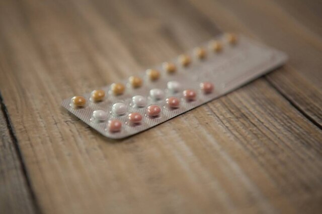 GabiSanda/Pixabay Quando a dosagem hormonal das pílulas varia, pode ser preciso descartar os comprimidos esquecidos. Fique de olho na bula!