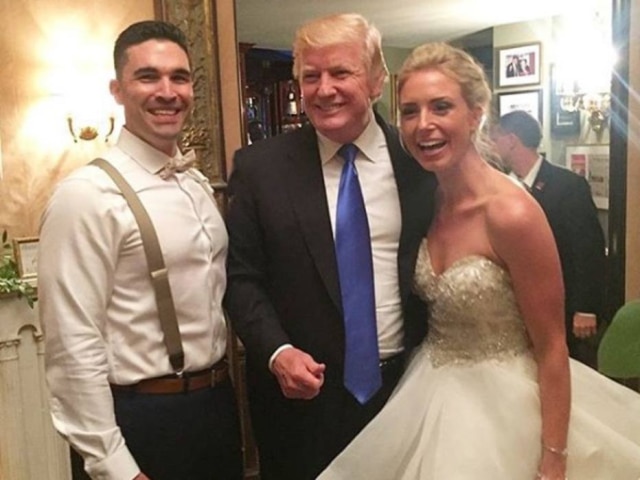 instagram.com/trumpadmin.daily.updates Donald Trump apareceu em casamento de surpresa e tirou muitas fotos com os convidados e com os noivos.