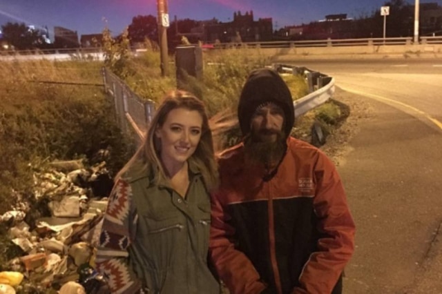 GoFundMe A motorista Kate McClure e o morador de rua Johnny Bobbitt Junior, em 2017