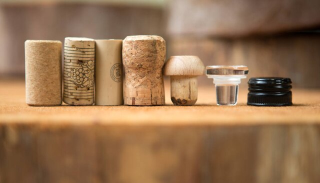 Daniel Teixeira/Estadão Tipos de rolhas. Natural, granulada, plástico, de espumante, ranhura, vidro e a screwcap