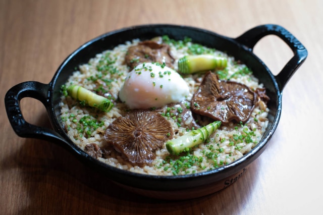 Felipe Rau/Estadão Hit. Arroz de cogumelos feito no forno a lenha finalizado com ovo perfeito e queijo de cabra