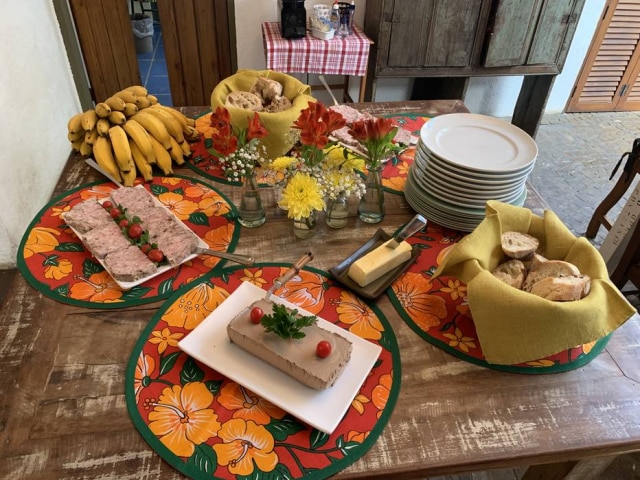 Casa 95 Na sala de casa. Destaque do couvert com terrine artesanal