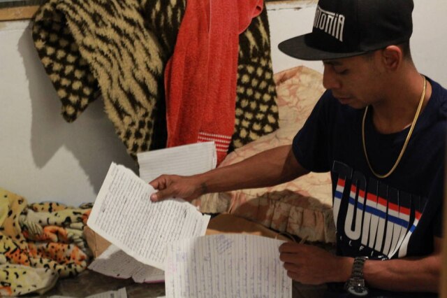 Caio Nascimento / Estadão Leonardo Campos com suas cifras de violão, capítulos dos seus livros e letras das músicas que escreveu no presídio.