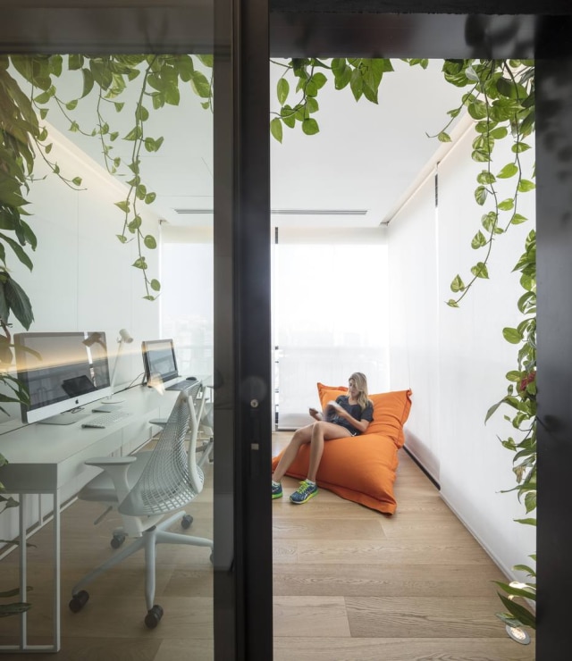 Fernando Guerra Luz natural, ventilação e cortina de plantas no projeto de Fernanda Marques.