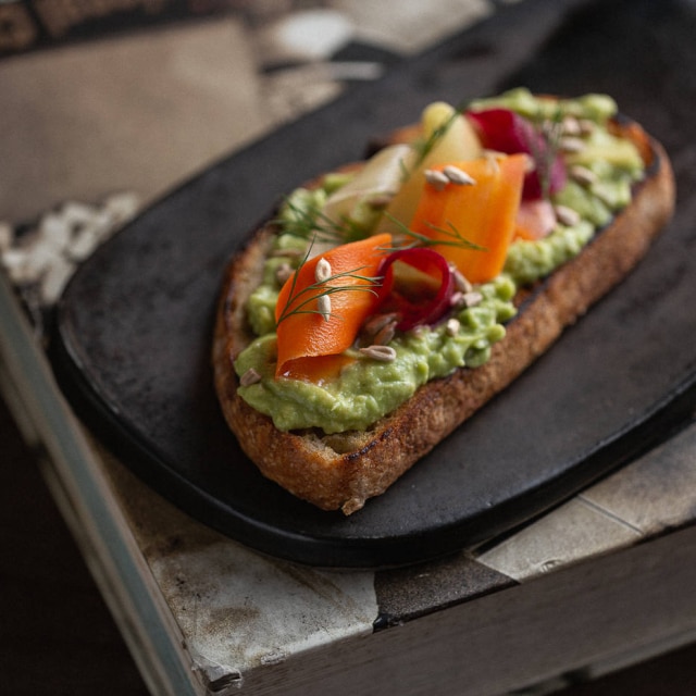 Raphael Criscuolo Cuia Café. Tostada com avocado e semente de girassol