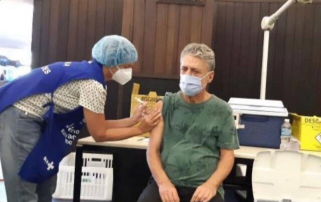 Instagram/ @chicobuarque Chico Buarque compartilhou uma foto sendo vacinado nas suas redes sociais